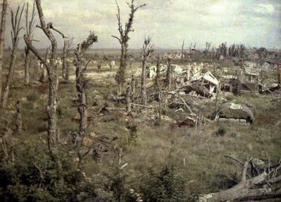 Een gebied nabij het kasteel met gebouwen en bomen beschadigd door artillerievuur, Chaulnes, Somme, Frankrijk, 1917 door Fernand Cuville